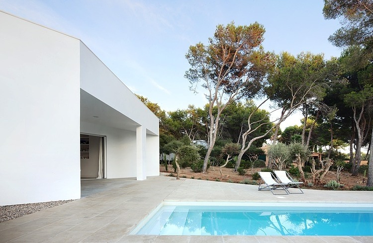 4 Porches and 4 Skylights House by Ferran Vizoso