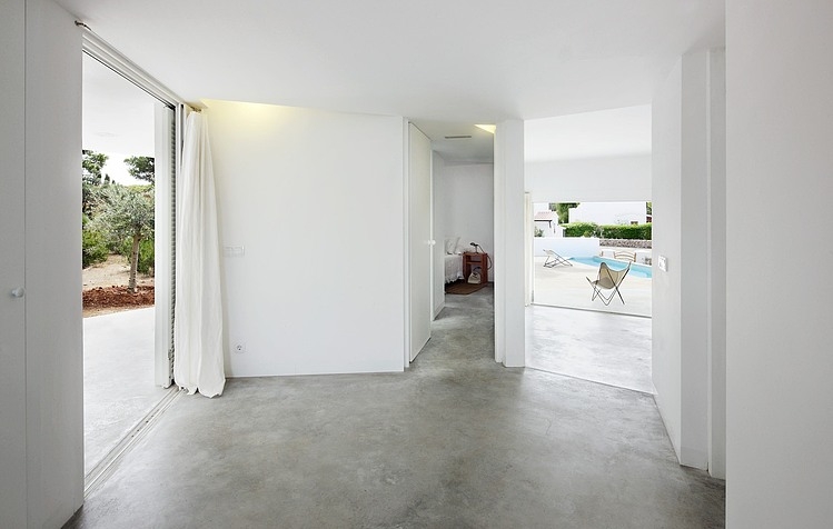 4 Porches and 4 Skylights House by Ferran Vizoso