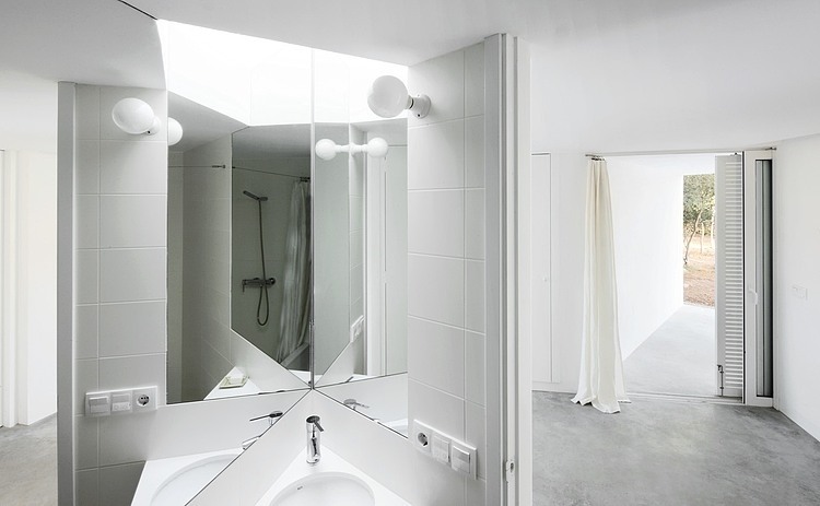 4 Porches and 4 Skylights House by Ferran Vizoso