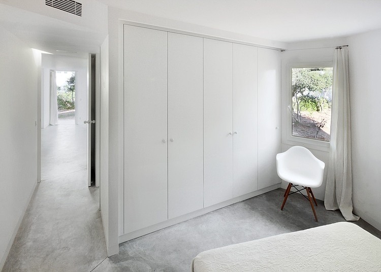 4 Porches and 4 Skylights House by Ferran Vizoso