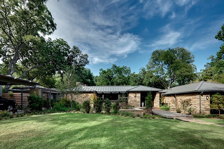 Fisher Road Residence by Domiteaux + Baggett Architects