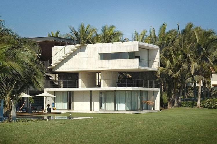 La Caracola Beach House by Paul Cremoux Studio