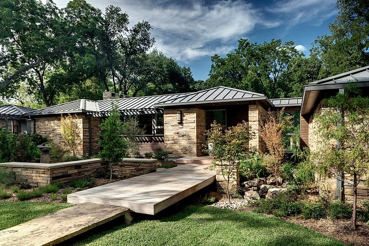 Fisher Road Residence by Domiteaux + Baggett Architects