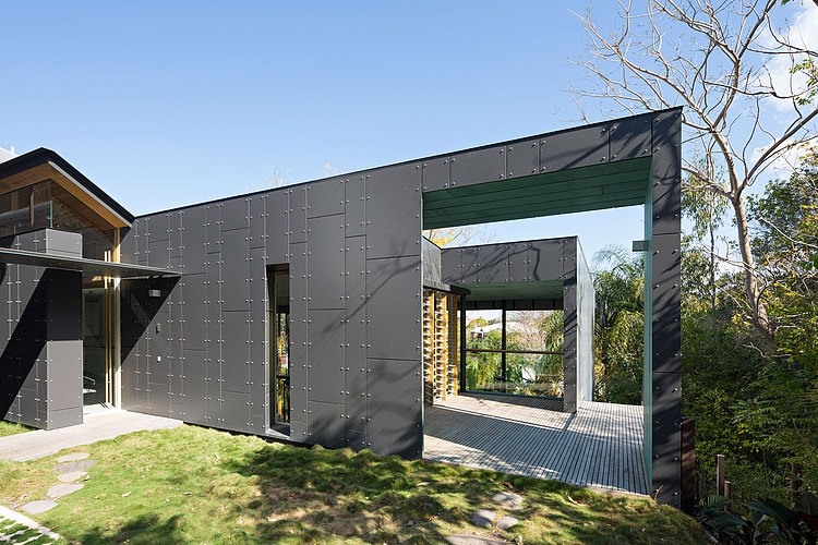 Taringa Residence by Loucas Zahos Architects