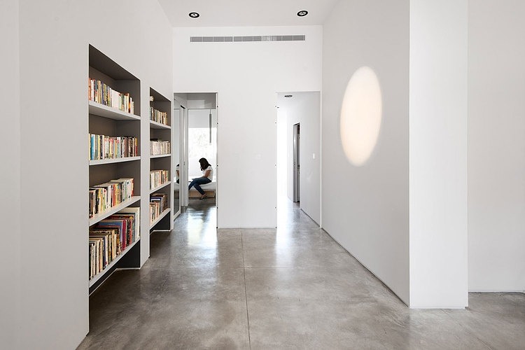 Tel Aviv Apartment by Chiara Ferrari Studio