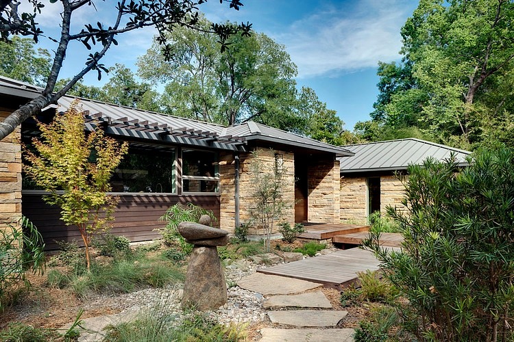 Fisher Road Residence by Domiteaux + Baggett Architects