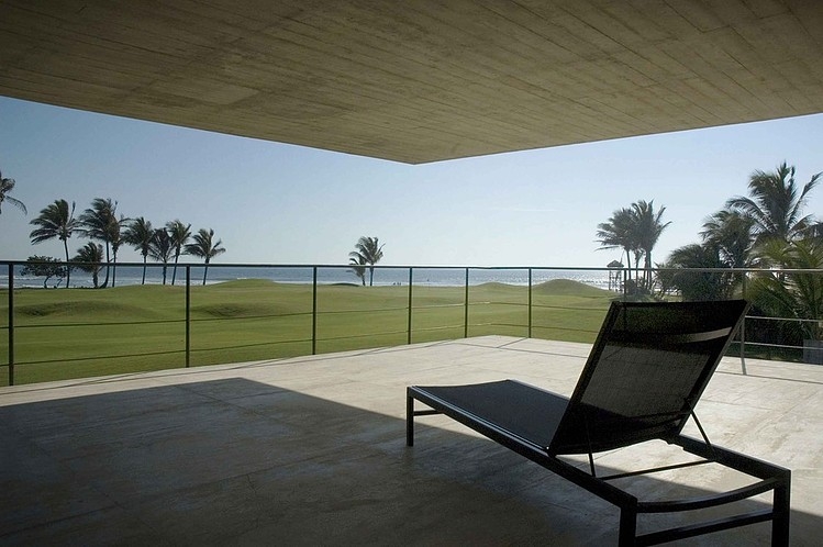 La Caracola Beach House by Paul Cremoux Studio