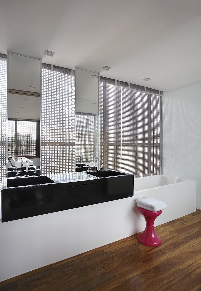 BT House by Studio Guilherme Torres