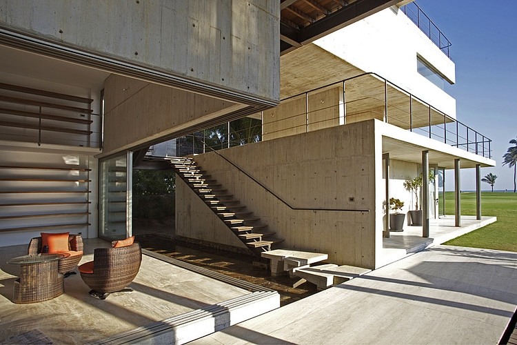La Caracola Beach House by Paul Cremoux Studio