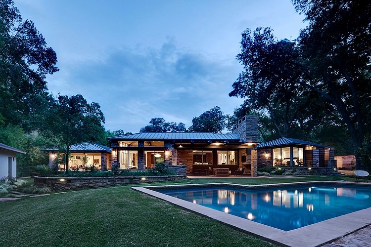 Fisher Road Residence by Domiteaux + Baggett Architects