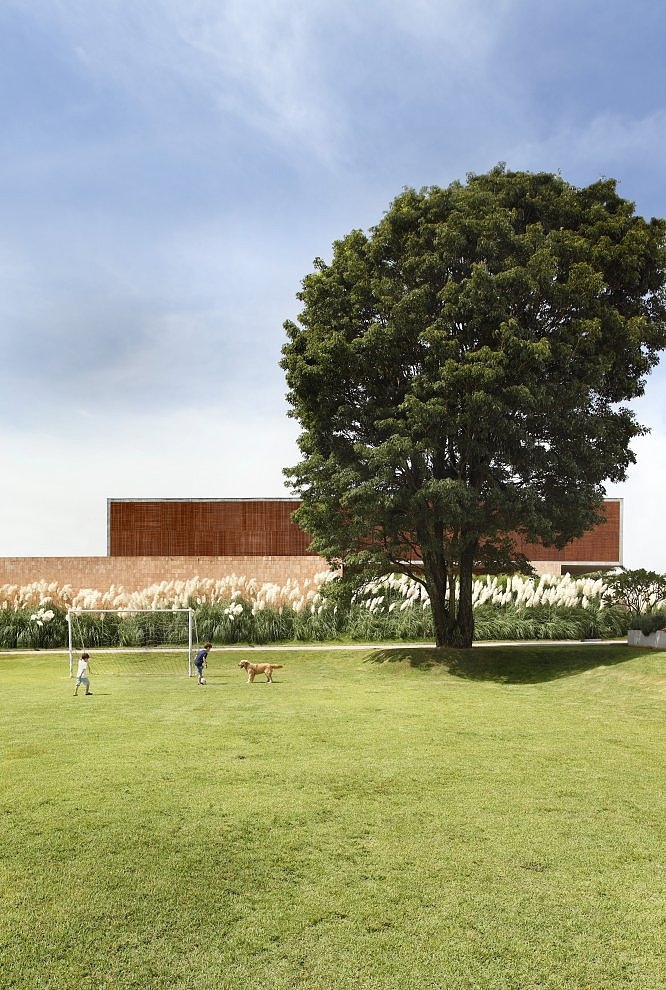 BT House by Studio Guilherme Torres