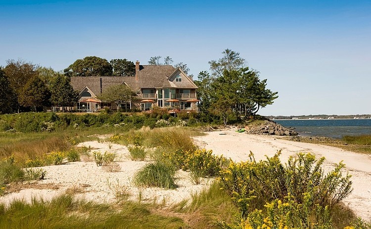 Hamptons House by David Howell Design