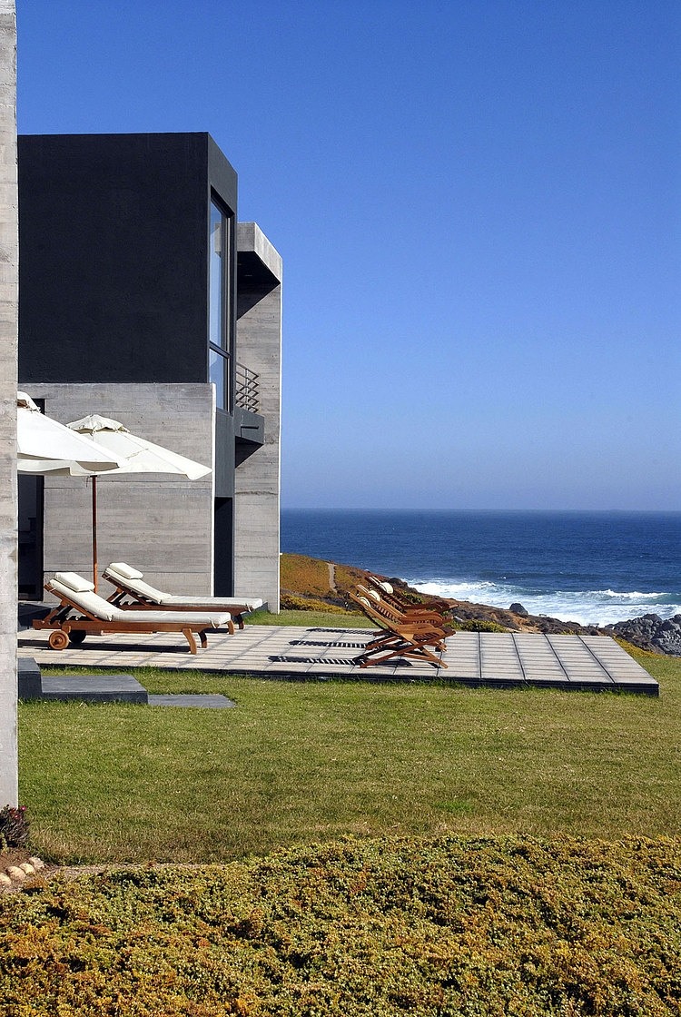 Rabanua Residence by DX Arquitectos
