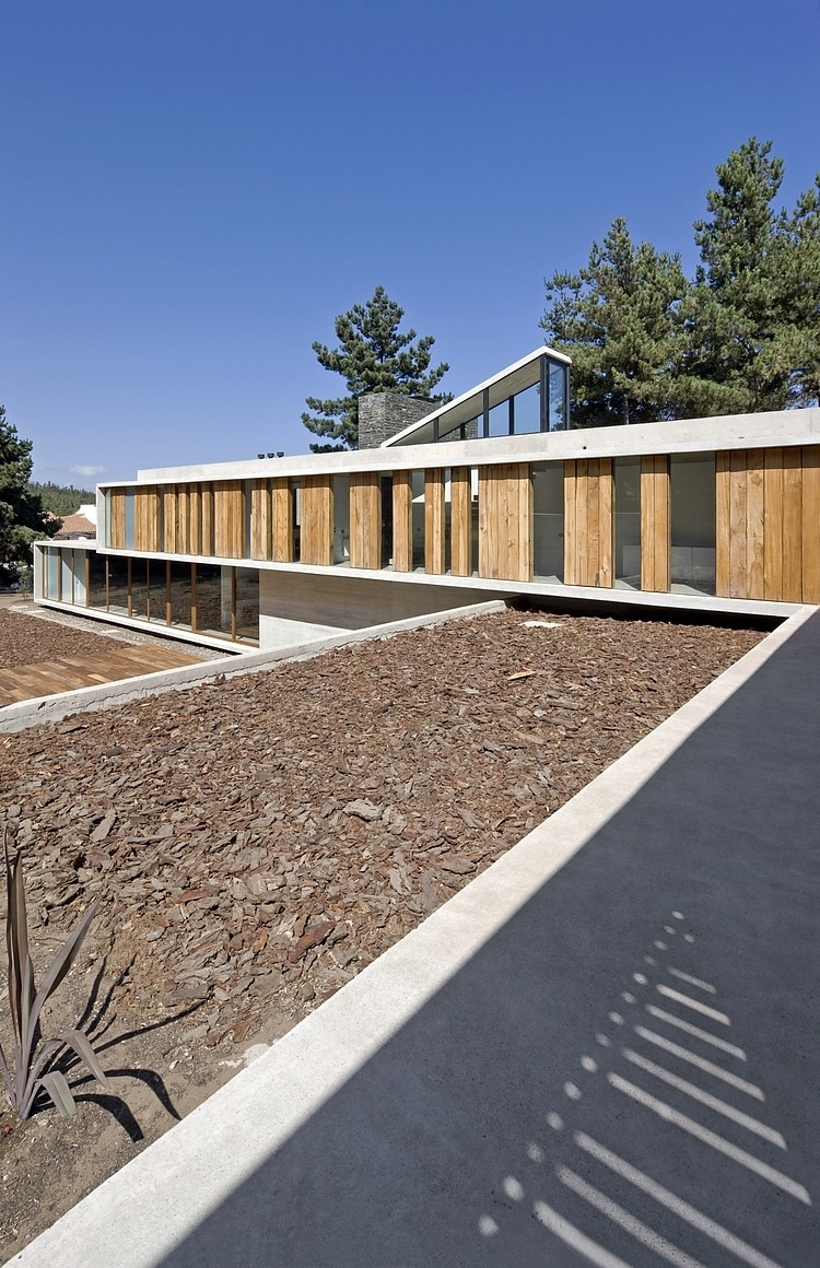 Casa Aguas Claras by Ramon Coz + Benjamin Ortiz Arquitetos