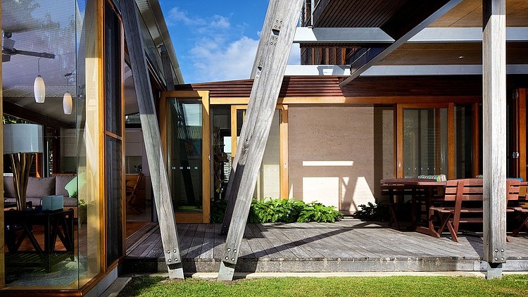 Currimundi Beach House by Loucas Zahos Architects