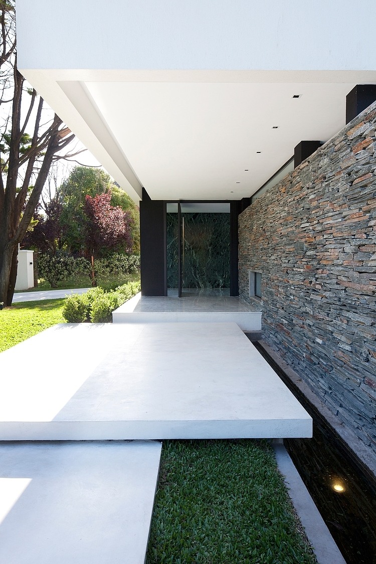 Casa Carrara by Andres Remy Arquitecto