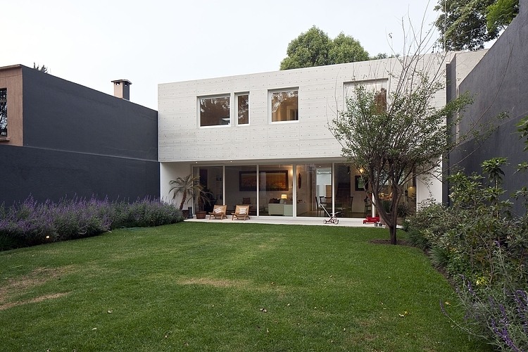 Cerrade de Cortes 87 by DCPP Arquitectos