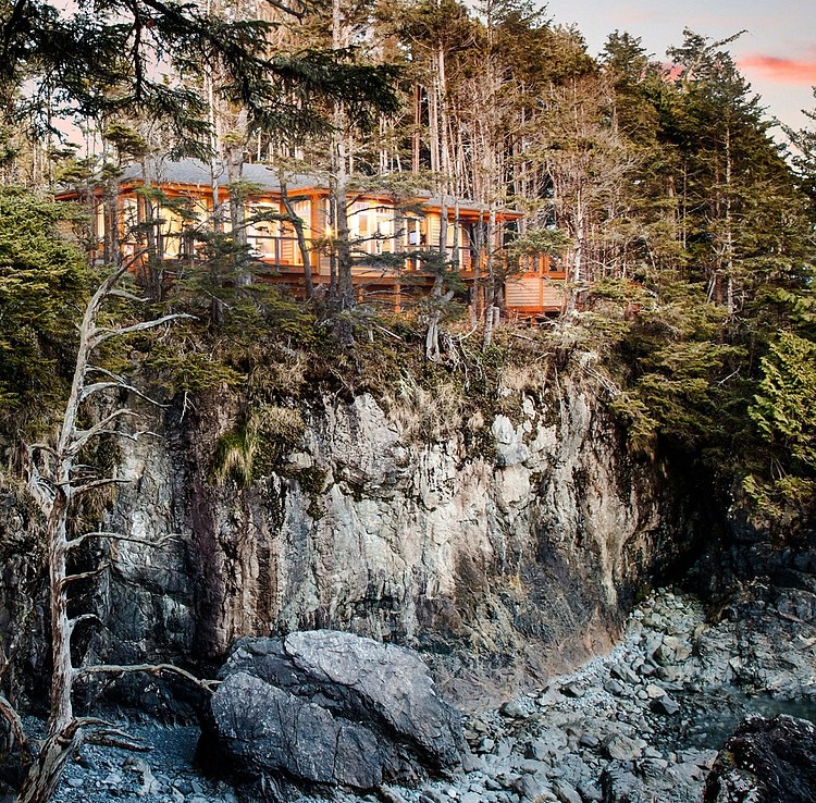 Cliffside Home by Icon Developments