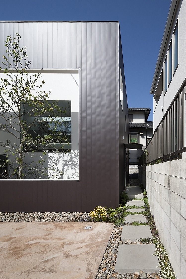 Frame House by Uid Architects & Associates