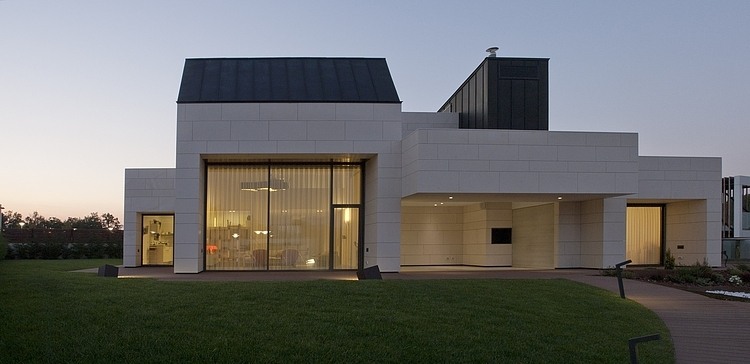 Vitoria-Gasteiz Home by Patxi Cortazar Arquitecto