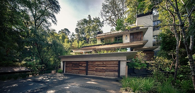 House by the Lake by CHK Arquitectura