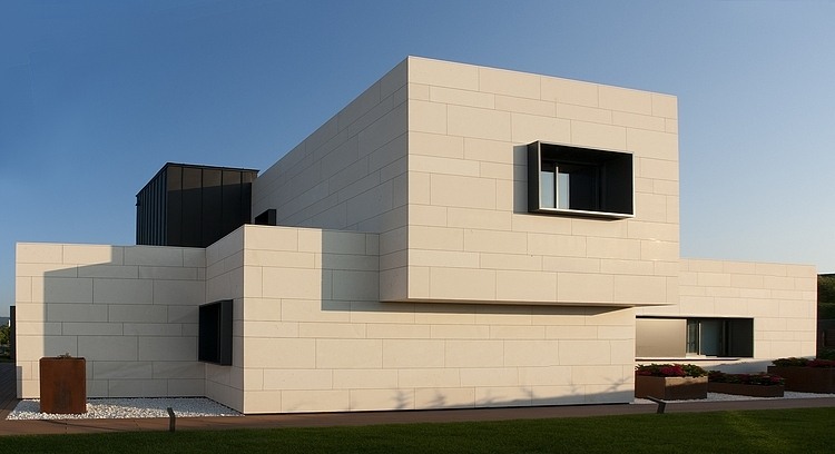 Vitoria-Gasteiz Home by Patxi Cortazar Arquitecto