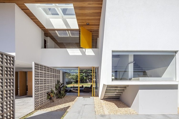 Linhares Dias House by DOMO Arquitetos