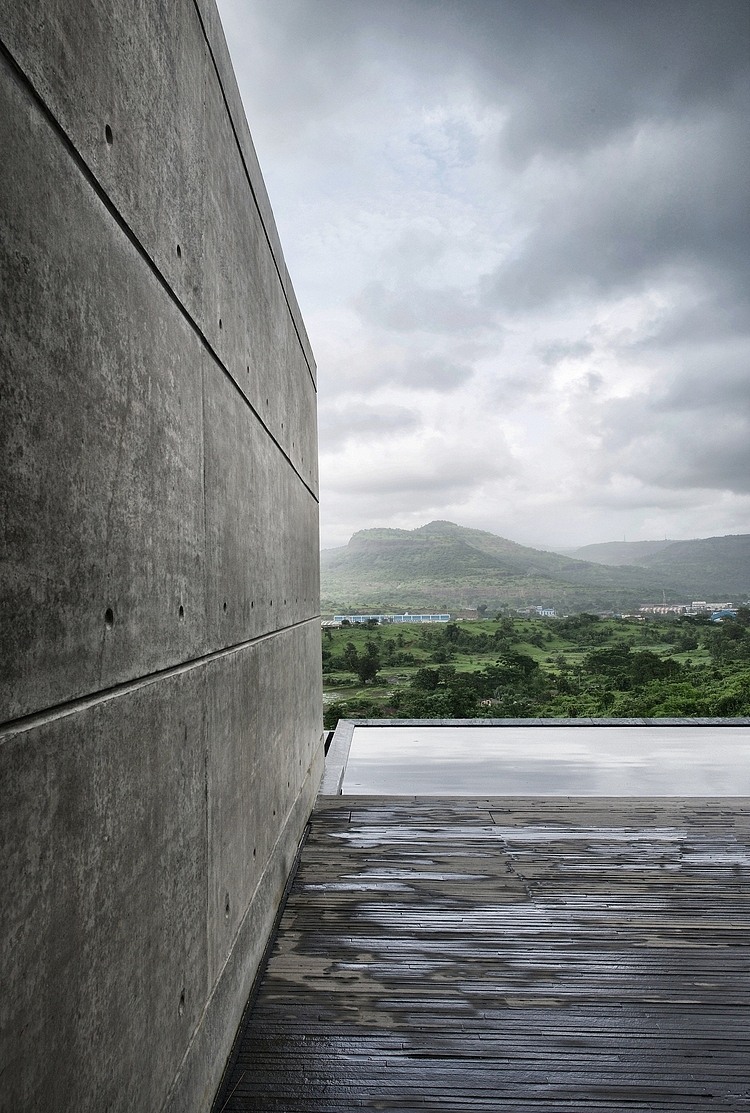Liquid Stone House by SPASM Design Architects