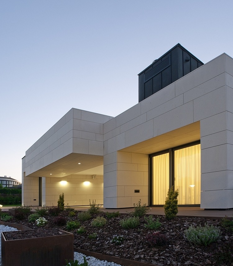 Vitoria-Gasteiz Home by Patxi Cortazar Arquitecto