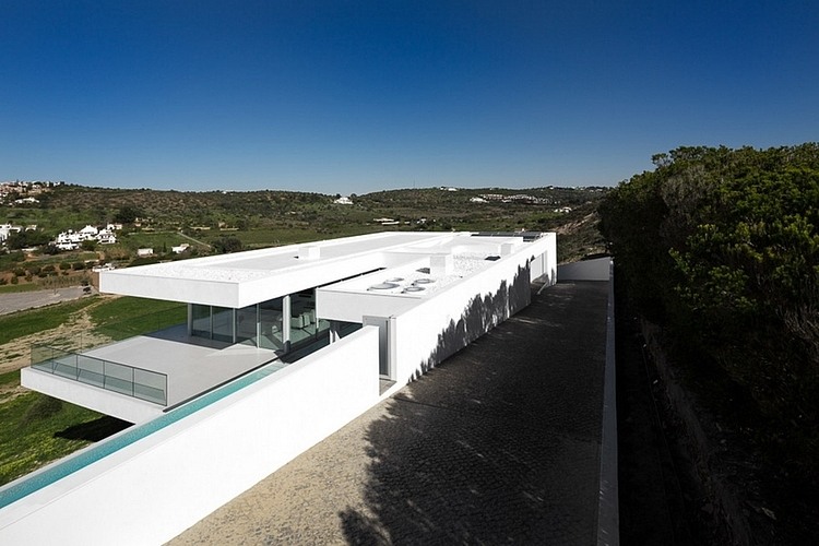 Villa Escarpa by Mario Martins