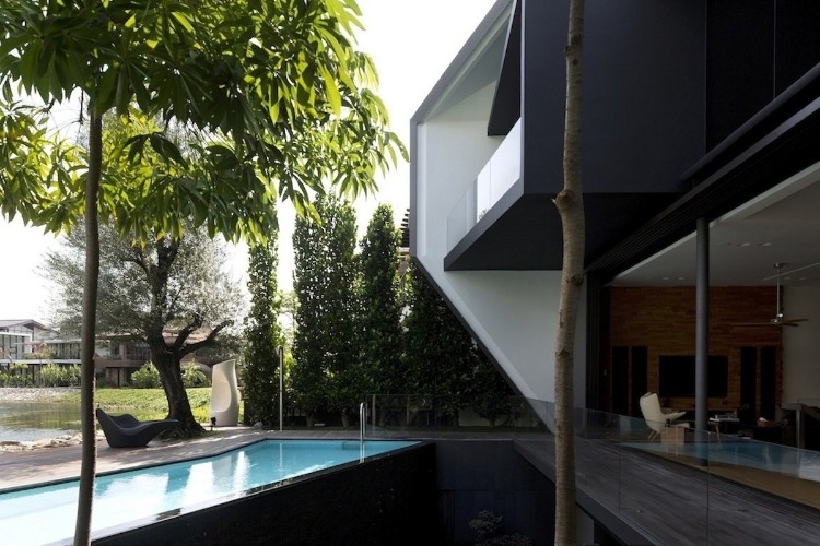 Diamond House by Formwerkz Architects