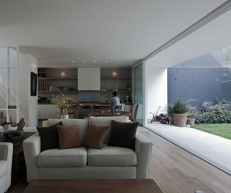 Cerrade de Cortes 87 by DCPP Arquitectos