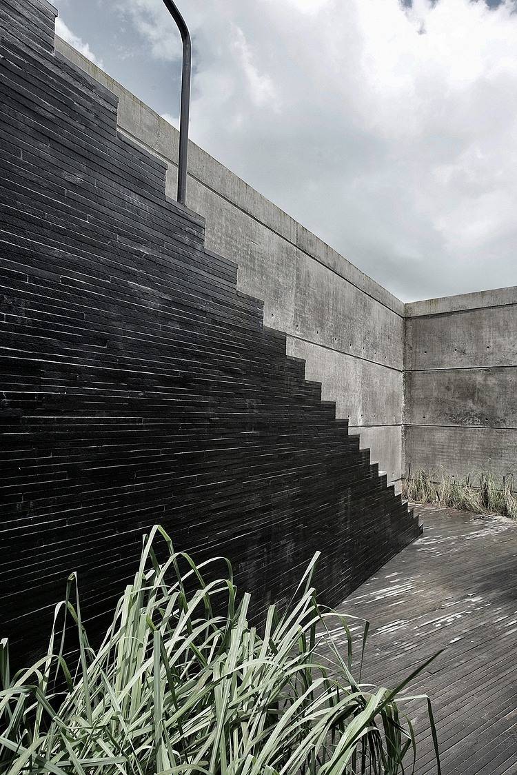 Liquid Stone House by SPASM Design Architects