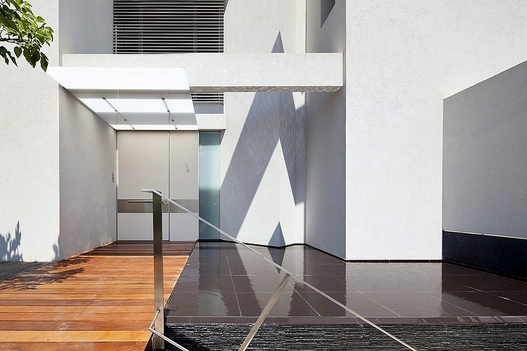 CH House by Avi Domb