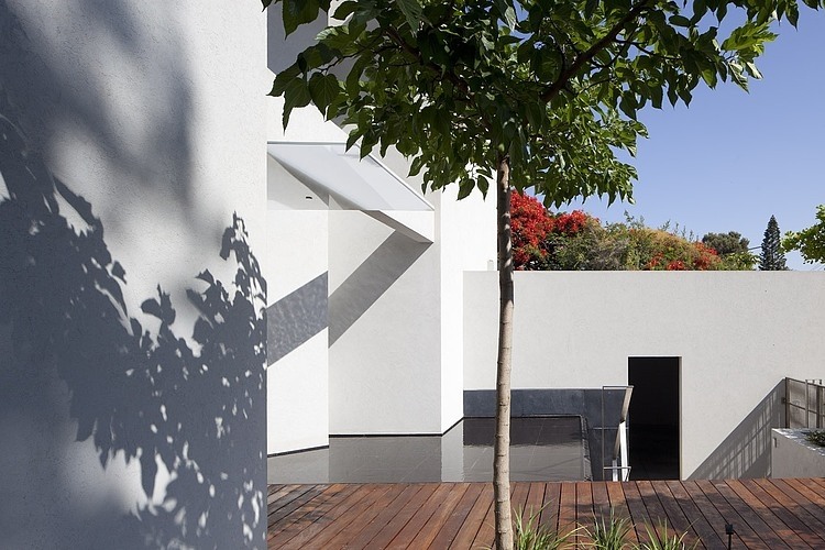 CH House by Avi Domb