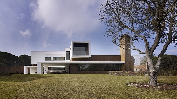 Moraleja House by DAHL + GHG Architects