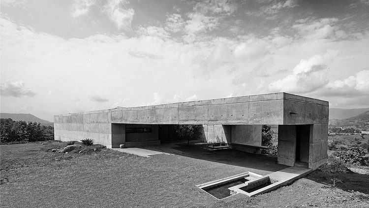 Liquid Stone House by SPASM Design Architects