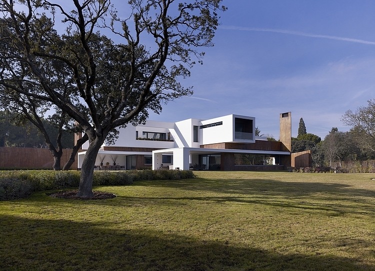 Moraleja House by DAHL + GHG Architects