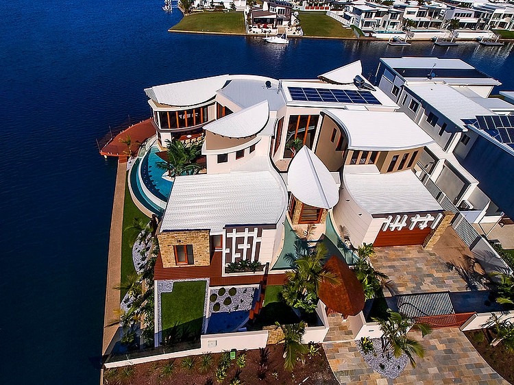 Central Beach House by Mark Gacesa