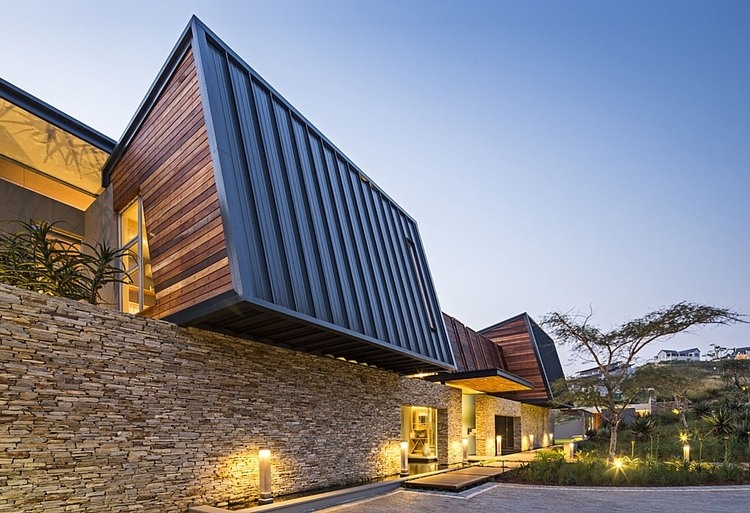 Albizia House by Metropole Architects