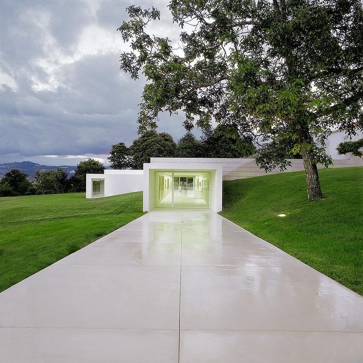 Galeria Mario Sequeira by Carvalho Araujo