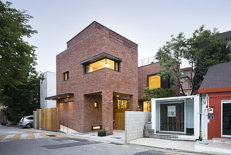 Courtyard House in Seoul by Min Soh