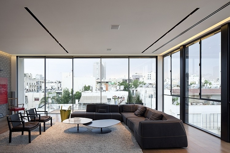 Tel Aviv Townhouse by Pitsou Kedem Architect