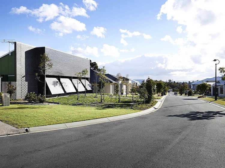 Bisley Beach House by James Russell Architect