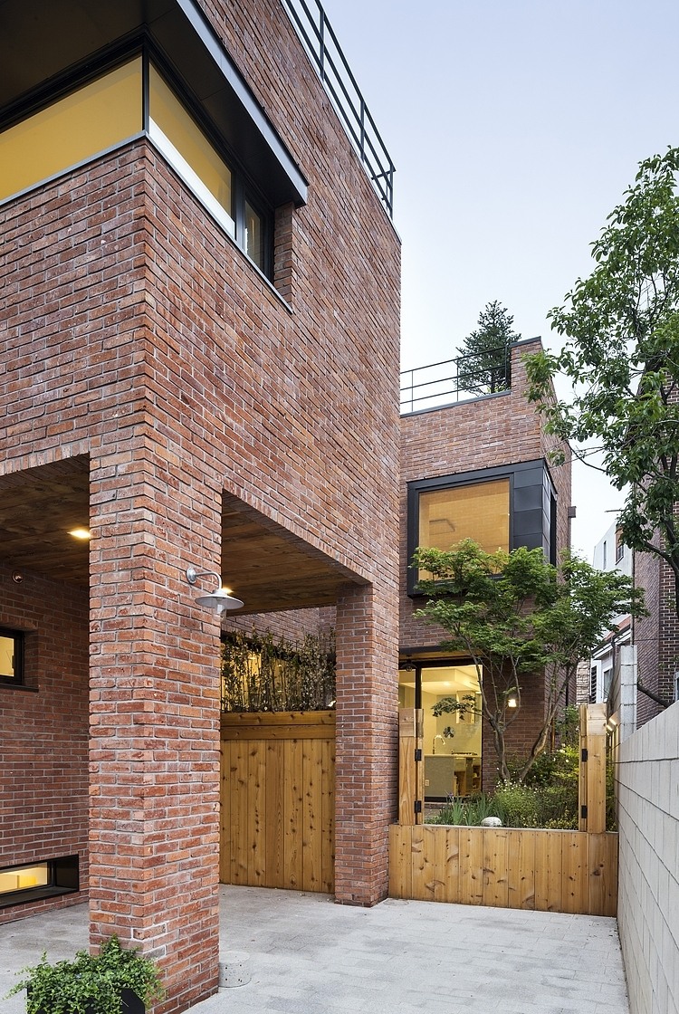 Courtyard House in Seoul by Min Soh