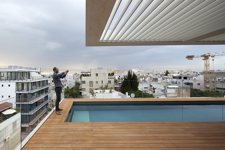 Tel Aviv Townhouse by Pitsou Kedem Architect