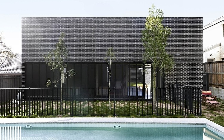 Bisley Beach House by James Russell Architect