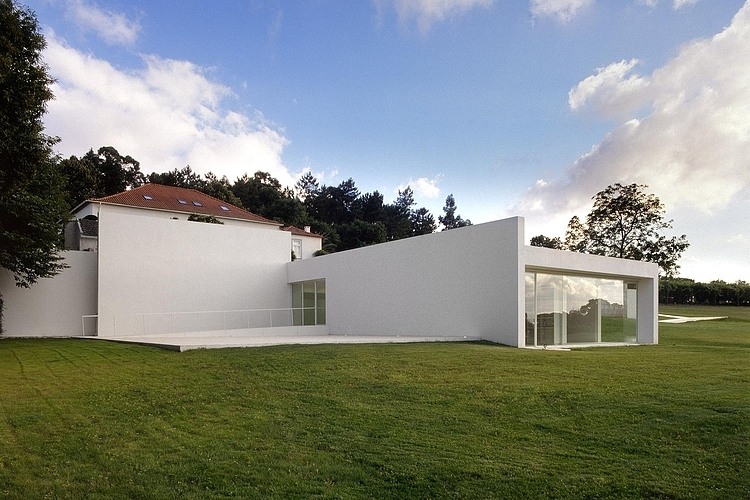 Galeria Mario Sequeira by Carvalho Araujo