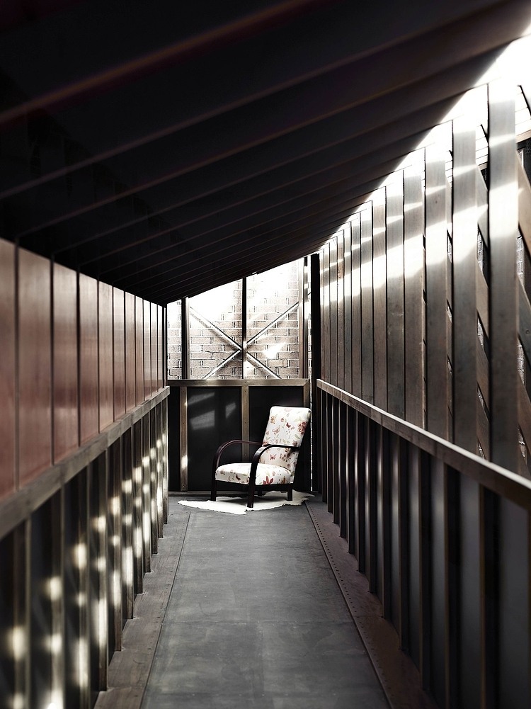 Bisley Beach House by James Russell Architect