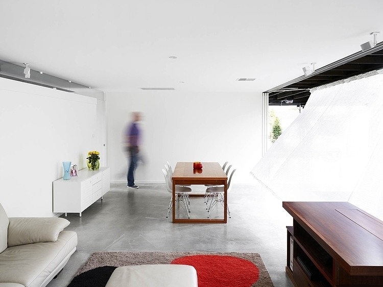Bisley Beach House by James Russell Architect